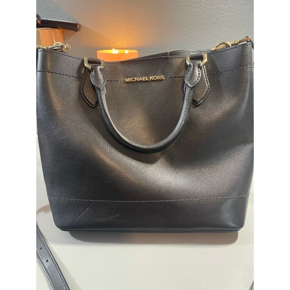 MICHAEL KORS EDEN Drawstring
Grab Bag Leather Black with gold hardware.